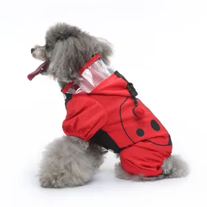 Vue latérale détaillée d'un imperméable pour animal de compagnie motif coccinelle.