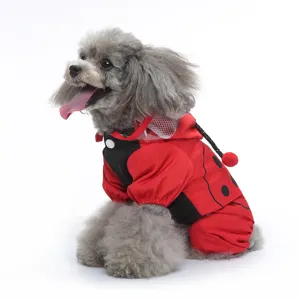 Mignon imperméable pour chien motif coccinelle rouge et noire avec capuche et pattes.