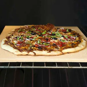 Rechthoekige pizzasteen van cordieriet in de oven met een verse gebakken pizza