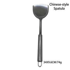Detalle de espátula china profesional de acero inoxidable, 34x9,6 cm y un peso de 74 g