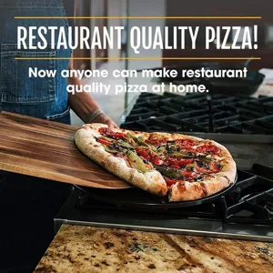 Cordieriet pizzasteen gedetailleerd overzicht met zwarte ronde bakplaat in gebruik.