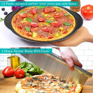 Dettaglio teglia pizza in acciaio al carbonio e coltello a mezzaluna con copertura