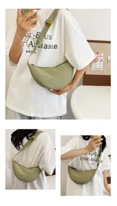 Vistas multiangulares de un elegante bolso de media luna en nailon verde oliva.