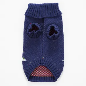 Vue detail du pull pour animal en tricot bleu fonce avec col roule et motifs d'hiver.