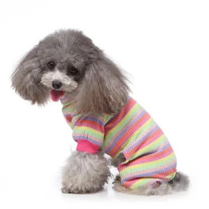 Bezaubernder, bunt gestreifter Hundepullover mit gemütlichem Stehkragen und weichem Design.