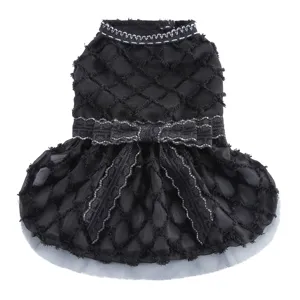 Robe pour chien noire en mesh avec nœud élégant et bordure en dentelle pour fête chic.