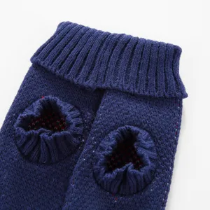 Vue détaillée d'un pull chaud à col roulé en tricot bleu foncé pour animaux.