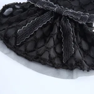 Detail de robe pour chien noir avec dentelle en maille et nœud argenté élégant pour animaux.