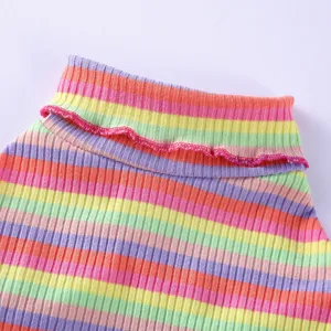 Nahaufnahme des bunten gestreiften Haustier Rollkragenpullovers, weicher Strickstoff, Haustier.