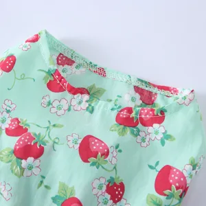 Detail robe ete chien chat mignonne, vetement animal imprime fraise vert clair.