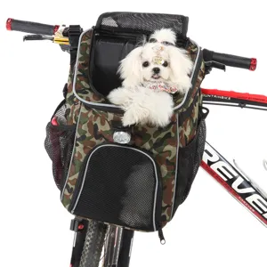 Borsa da bici mimetica per animali con un piccolo cane bianco sul manubrio