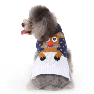 Vue détaillée d'un adorable chien portant un pull en tricot de renne festif de Noël.