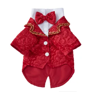 Roter Haustier Anzug für Hunde, elegante Hundebekleidung mit Fliege und weißem Kragen, festlich.