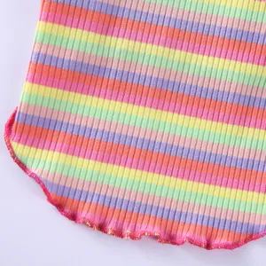 Hundekleidung Detailaufnahme, bunt gestreifter Rippstrickstoff mit feinem Saumrand.