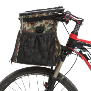 Vista dettagliata di un cestino per bici per animali mimetico su mountain bike
