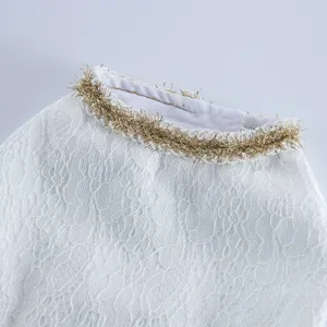 Robe chien dentelle blanche col doré détail, idéale pour fête de mariage style princesse.