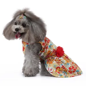 Détail de robe florale pour animal, robe d'été légère et respirante pour chien avec fleur rouge.