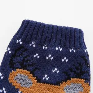 Gros plan detaille du pull pour animal d'hiver avec motif de cerf et flocon de neige.