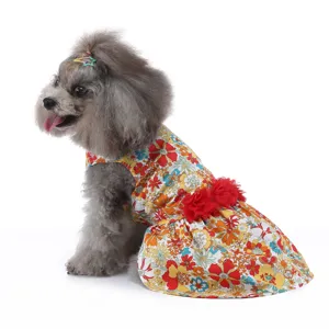 Vue détaillée de la robe d'été respirante à fleurs pour chien avec décoration florale rouge.