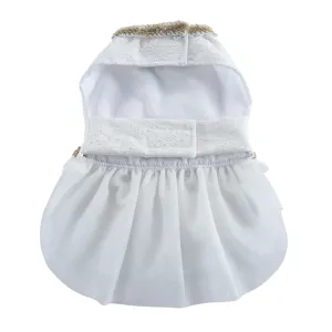 Vue détaillée de la jolie robe pour animal en dentelle blanche avec jupe en tulle.