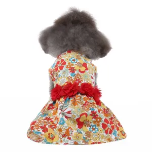 Jolie robe florale pour chien en été, vêtements respirants pour chiot avec fleurs rouges au quotidien.