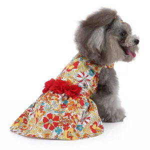 Vue détaillée d'une robe d'été pour chien à motif floral coloré et fleurs rouges à la taille.