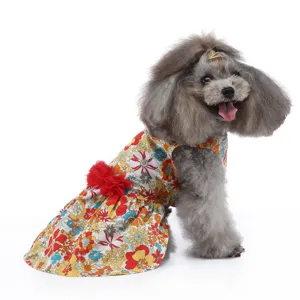 Vue détaillée d'une robe pour animal colorée à motif floral avec accent de fleur rouge d'été.
