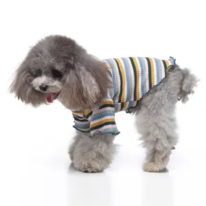 Detailansicht des bunten Hundepullovers mit Streifen, atmungsaktives Strickmaterial.