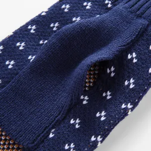 Détail en gros plan d'un pull pour animal de compagnie en tricot bleu texture douce.