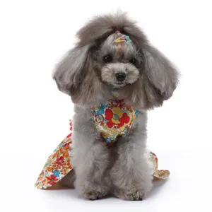 Détail de robe florale pour animal, design vacances d'été respirant pour chats et petits chiens.