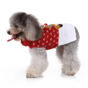 Gros plan détaillé du pull de Noël pour animal de compagnie, motif renne, tricot doux pour chien.