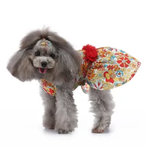 Détail de la robe florale pour animal portée par un caniche mignon, aux superbes imprimés d'été.