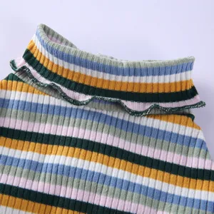 Nahaufnahme Detail des bunten gestreiften Haustier Hund Rollkragen Pullovers mit Rüschenkragen.