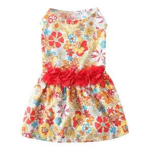 Détail de robe florale pour animal avec tissu respirant, imprimé coloré et fleur rouge.