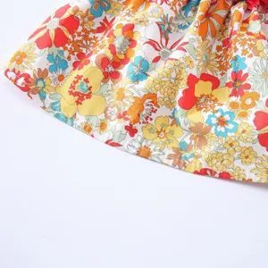 Détail de robe florale pour animaux, tissu léger et respirant avec des fleurs d'été colorées.