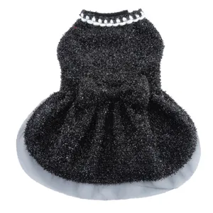 Vue détaillée de la robe de princesse pour animal scintillante noire avec col en perles.