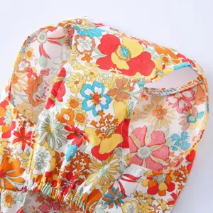 Gros plan detail du tissu de robe d'ete pour animaux de compagnie a fleurs, motif colore.