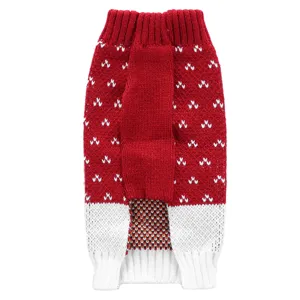 Pull-over tricoté rouge et blanc pour chien avec col roulé et motif de Noël pour hiver.