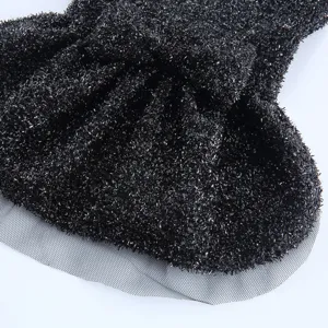 Gros plan sur la robe de compagnie noire brillante avec ourlet en tulle et joli nœud.