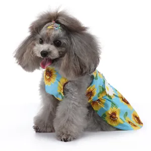 Vue détaillée de la jolie robe pour animaux à motif tournesol, tissu d'été respirant.