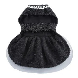 Détail de robe scintillante pour animal de compagnie, col perlé et ourlet en tulle élégant.