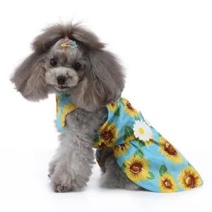 Vue détaillée de la jolie robe pour animal avec des motifs de tournesol vibrants et marguerites.