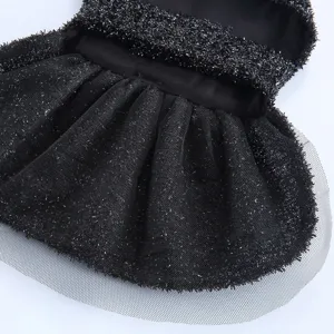 Détail de robe pour chien scintillante noire, superposition de tulle, style élégant.