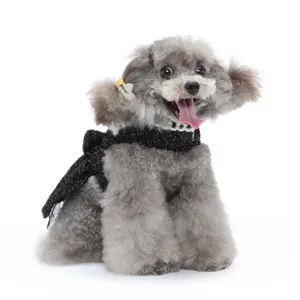 Jolie robe pour chien avec noeud papillon noir et collier de perles fête princesse.
