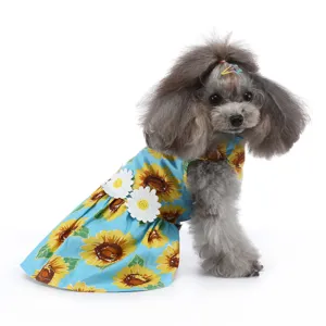Détail en gros plan de la jolie robe de tournesol pour animaux, vêtement d'été pour chien léger.