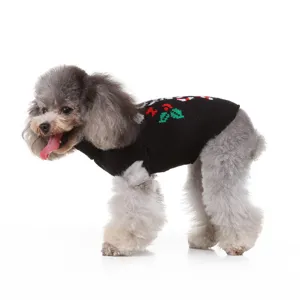 Gros plan détaillé du pull de noël pour chien en tricot noir avec des motifs de fête.