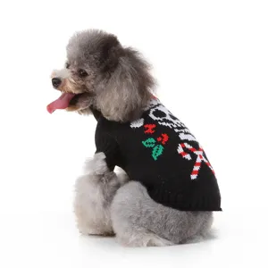 Pull-over pour chien en tricot noir confortable avec motifs de fête pour l'hiver.