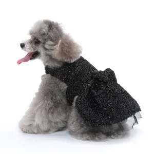 Vue détaillée d'une robe pour chien noire scintillante et élégante avec un beau nœud.