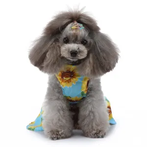 Gros plan détaillé d'une jolie robe pour chien de compagnie avec un motif de tournesol bleu.