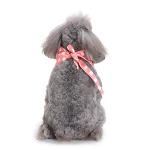 Roze stippen huisdier bib detail weergave, schattige hond sjaal accessoire voor feest.
